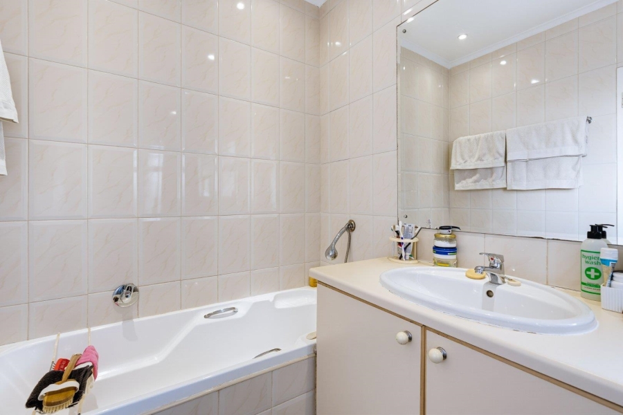2 Bedroom Property for Sale in Sea Point Western Cape